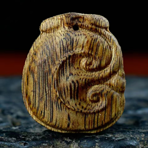 auspicious kynam agarwood "ruyi" (good fortune) hand carved pendant 5g
